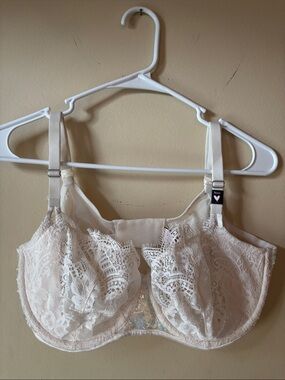 Victoria’s Secret Dream Angels Push Up Cream Lace Bra with Sequins, No Padding